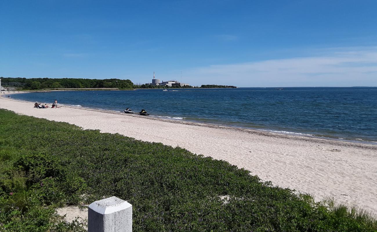 Niantic Beach'in fotoğrafı açık bej kum yüzey ile
