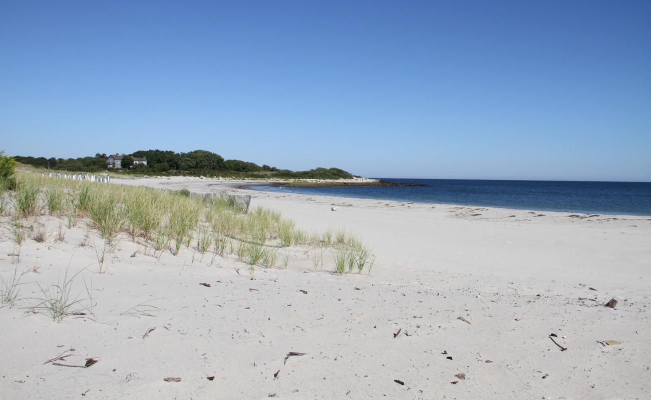 Fishers Island Beach'in fotoğrafı açık bej kum yüzey ile