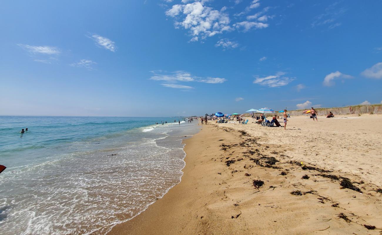 Misquamicut beach'in fotoğrafı i̇nce bej kum yüzey ile