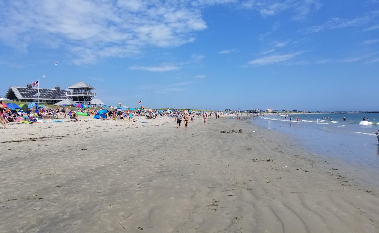 East Matunuck Beach'in fotoğrafı açık bej kum yüzey ile