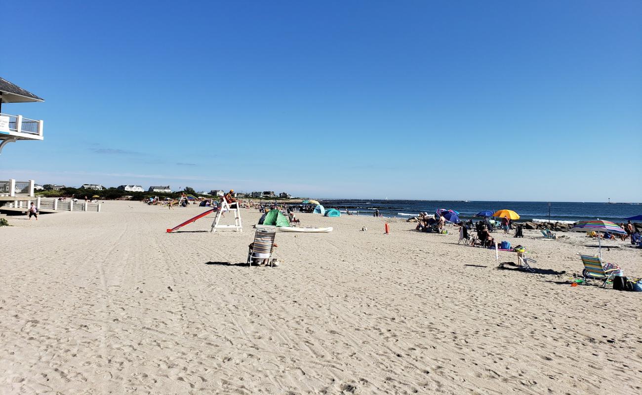 Roger Wheeler Beach'in fotoğrafı açık bej kum yüzey ile