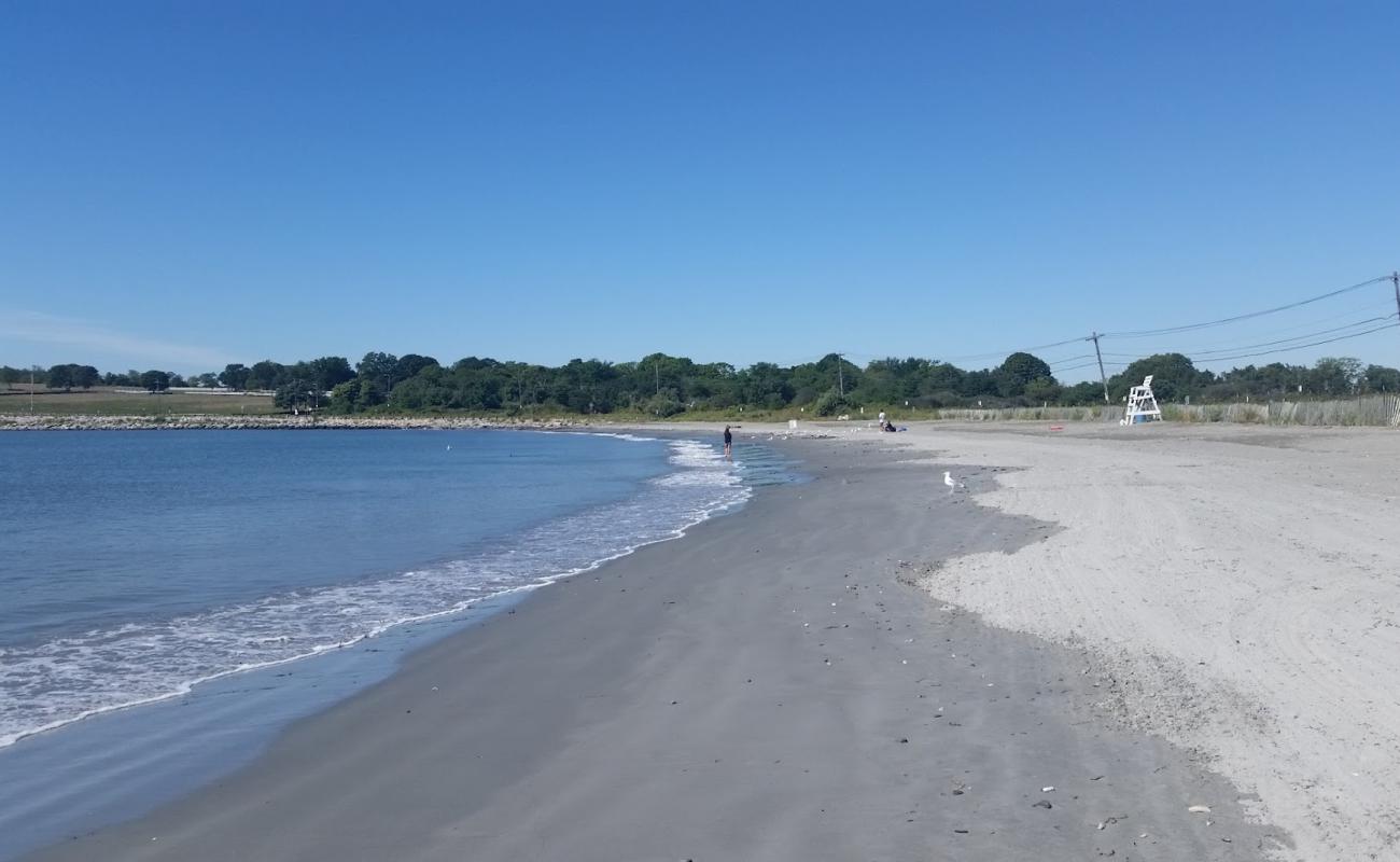 Mackeral Cove Beach'in fotoğrafı gri kum yüzey ile