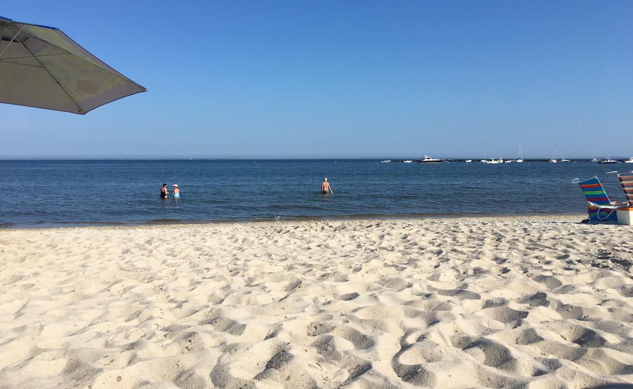 Round Hill Town Beach'in fotoğrafı açık bej kum yüzey ile