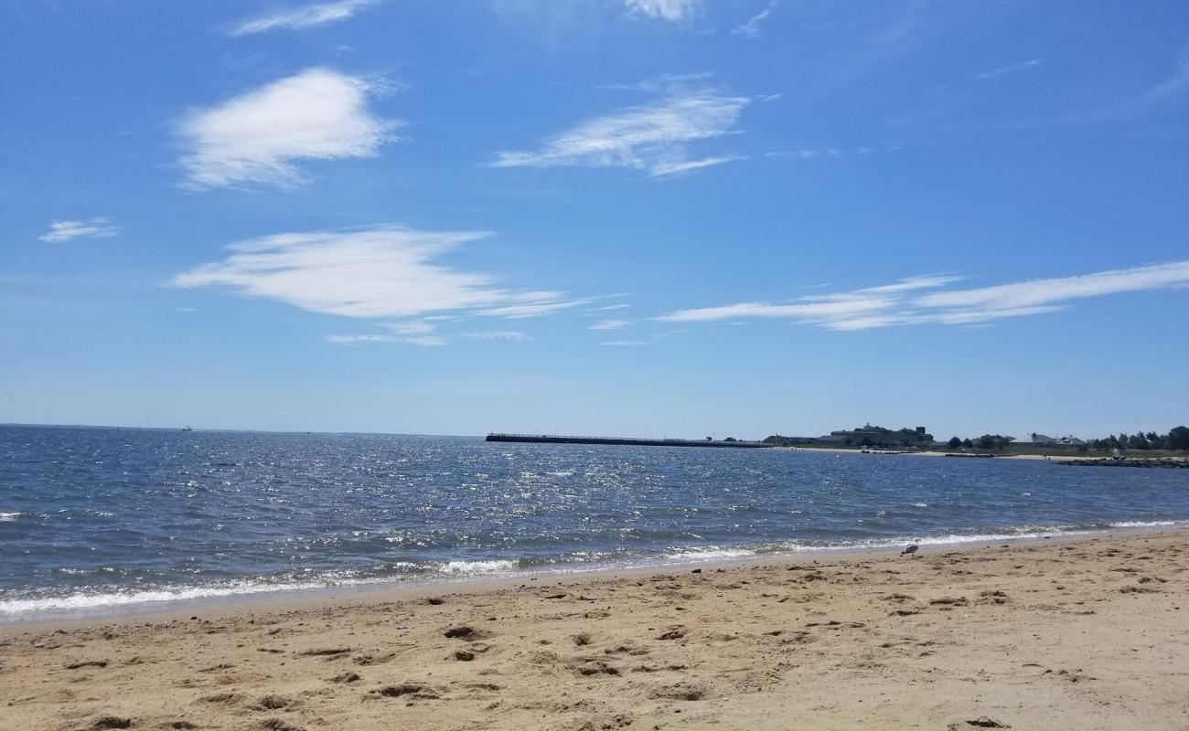 East Beach'in fotoğrafı açık bej kum yüzey ile