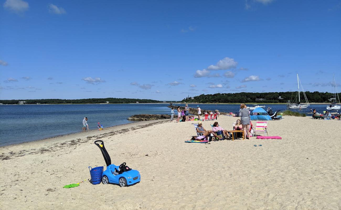 Megansett Beach'in fotoğrafı parlak kum yüzey ile