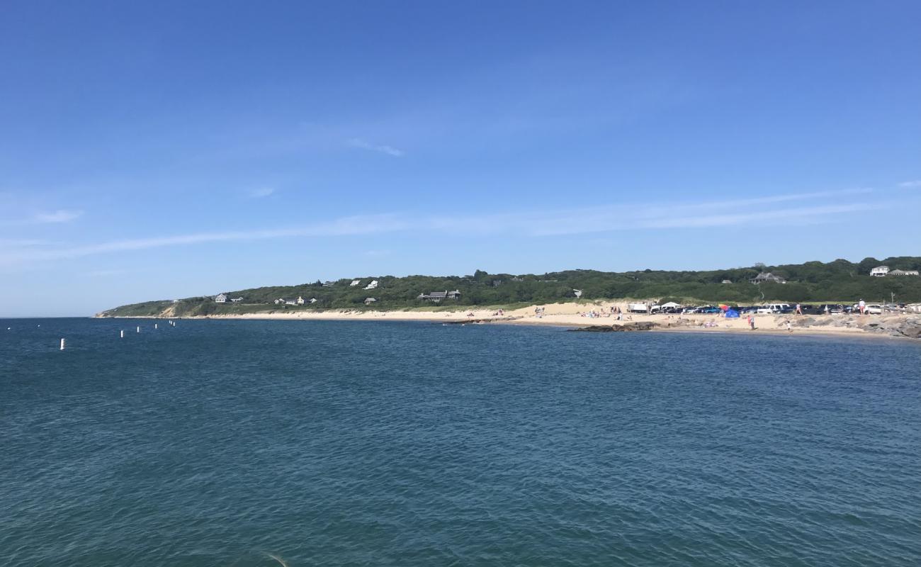 Menemsha Beach'in fotoğrafı açık bej kum yüzey ile