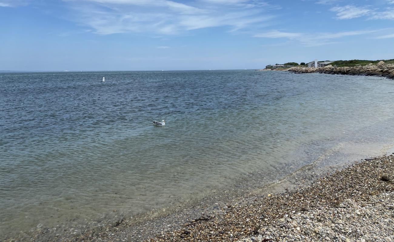 Lake Tashmoo Town Beach'in fotoğrafı bej kum ve çakıl yüzey ile