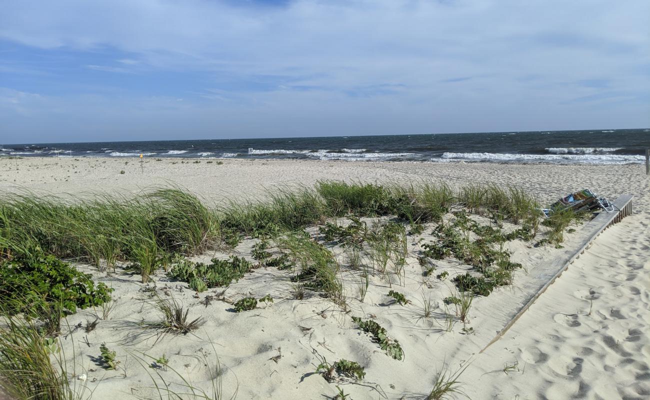Wychmere beach'in fotoğrafı açık bej kum yüzey ile