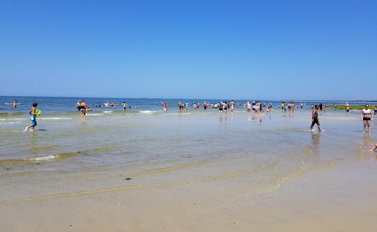 Skaket beach'in fotoğrafı açık bej kum yüzey ile