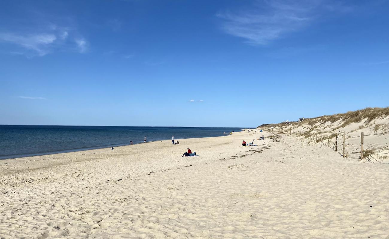 Sesuit beach'in fotoğrafı açık bej kum yüzey ile