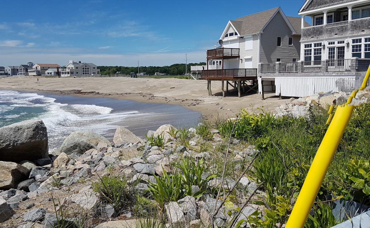 Peggotty beach'in fotoğrafı parlak kum ve kayalar yüzey ile