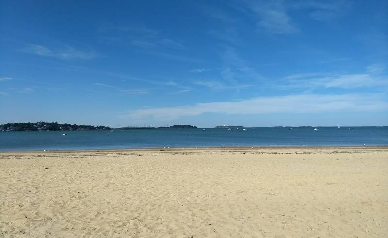 Wollaston beach'in fotoğrafı bej kum ve çakıl yüzey ile