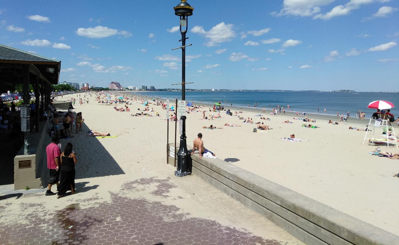 Revere beach'in fotoğrafı açık bej kum yüzey ile