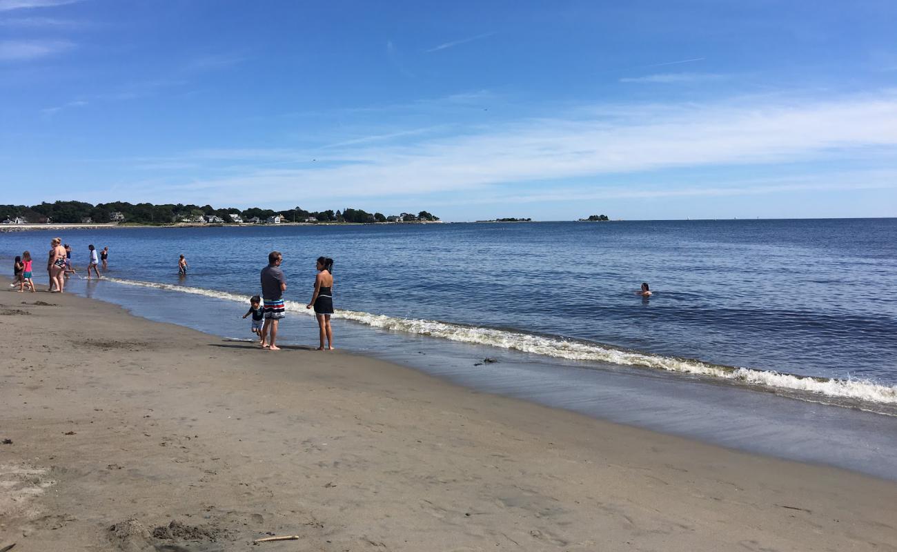 Devereux beach'in fotoğrafı gri kum ve çakıllar yüzey ile