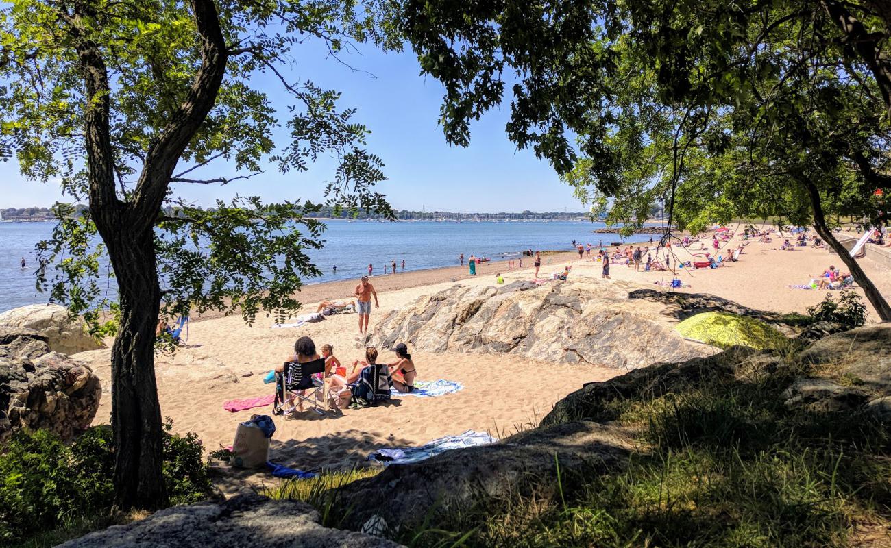 Beverly beach'in fotoğrafı parlak kum yüzey ile