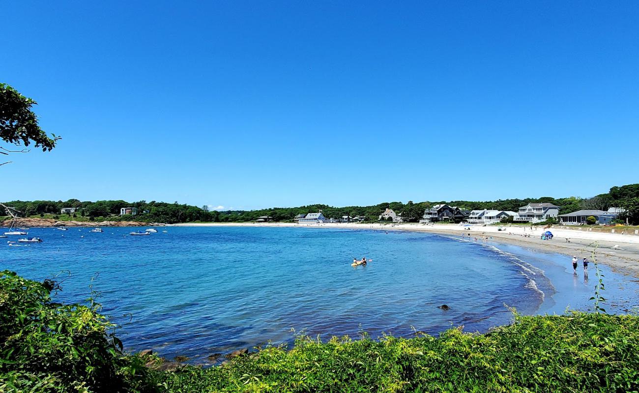 Gray beach'in fotoğrafı bej kum ve çakıl yüzey ile