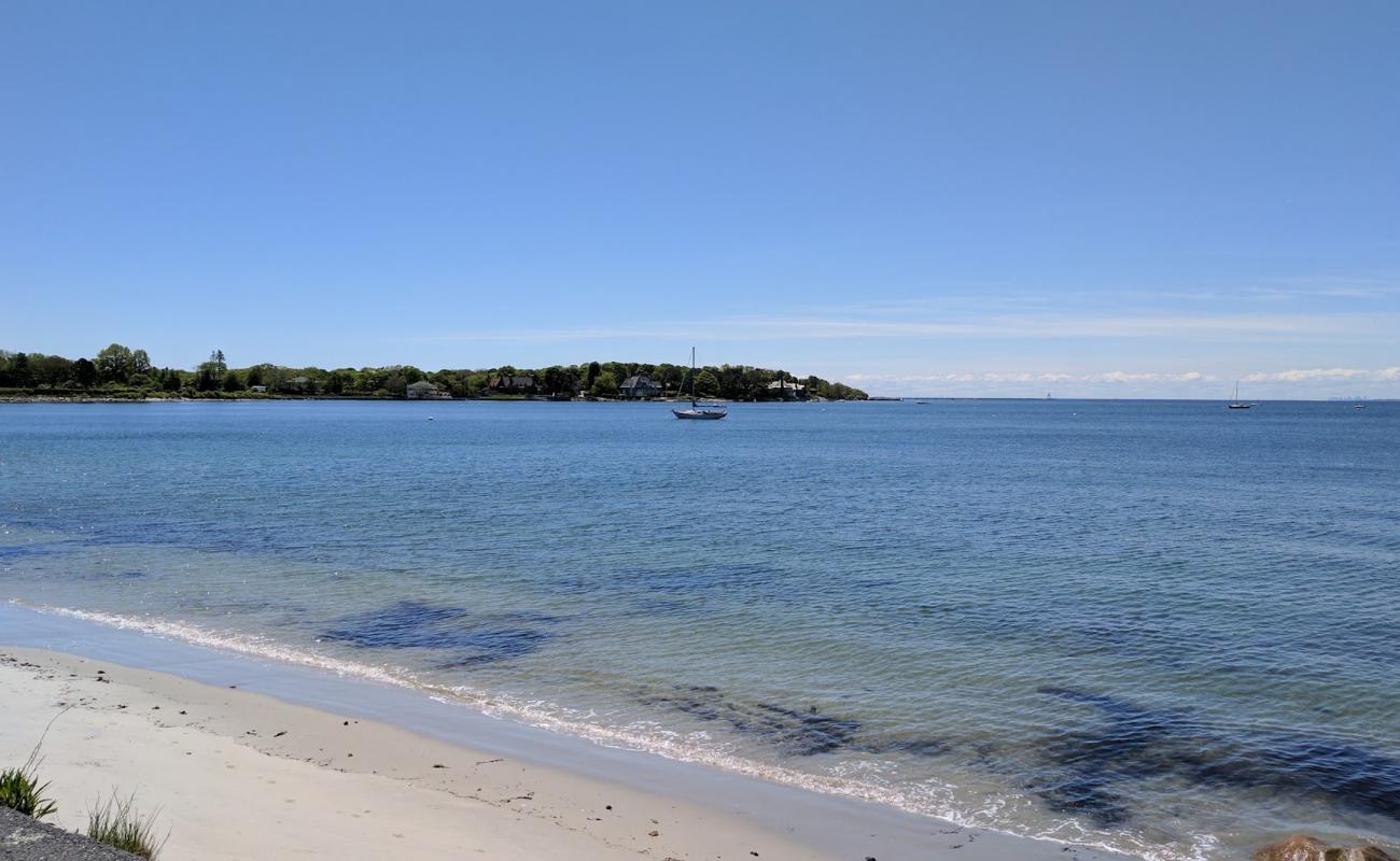 Niles beach'in fotoğrafı açık bej kum yüzey ile