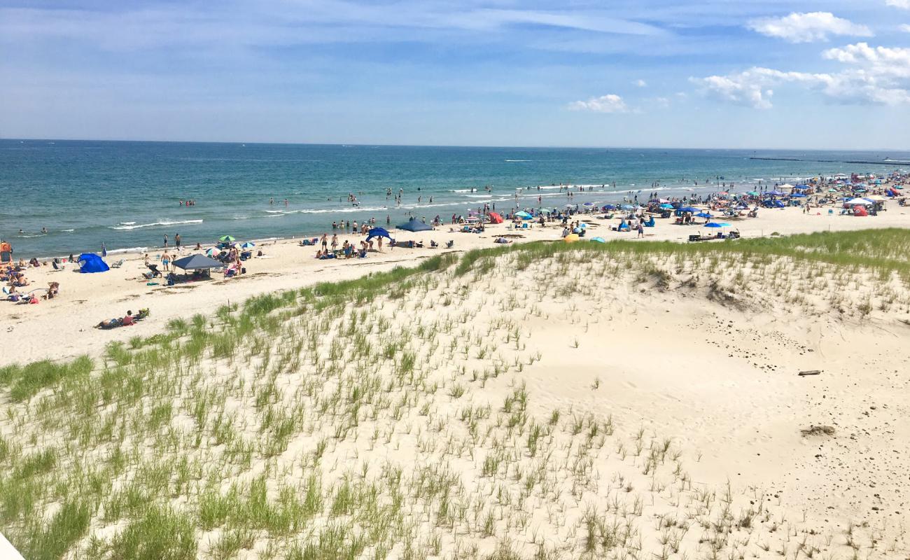 Hampton beach'in fotoğrafı i̇nce bej kum yüzey ile
