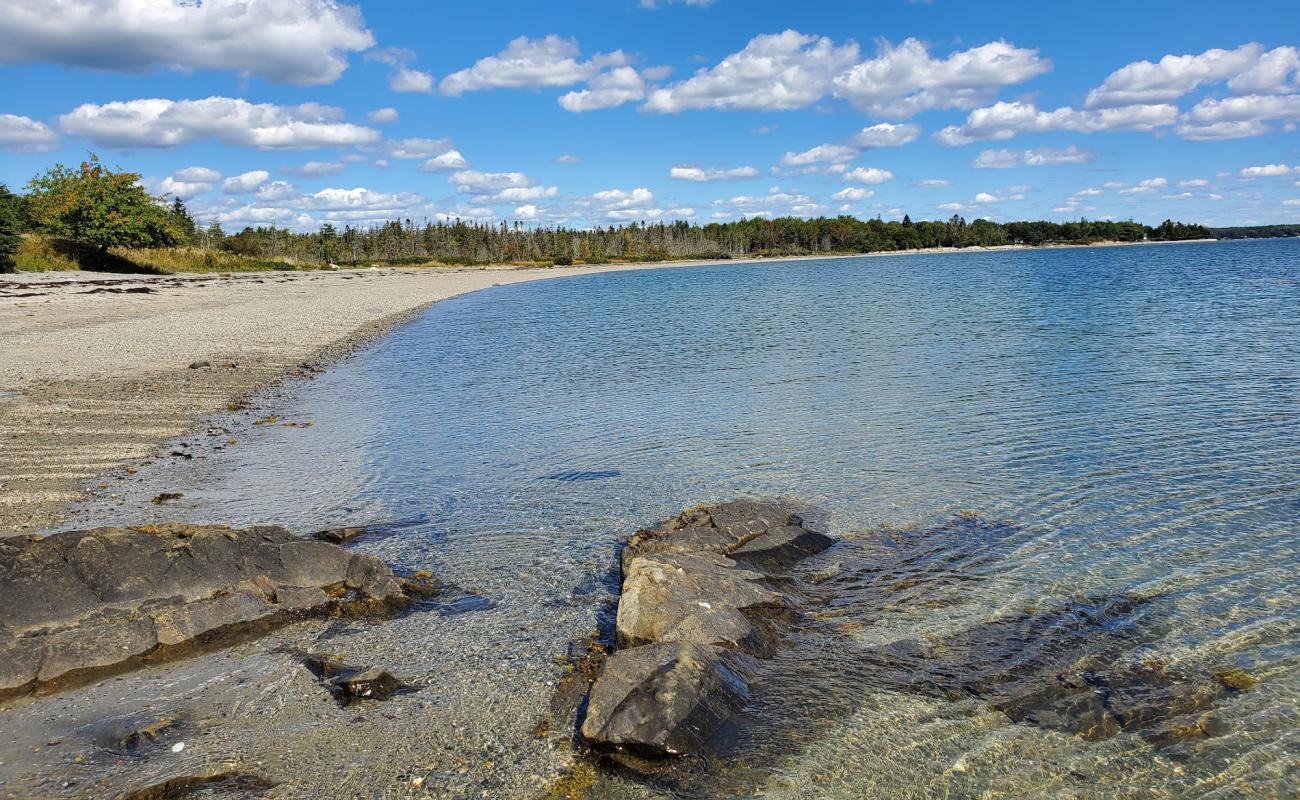 Lamoine beach'in fotoğrafı gri kum ve çakıl yüzey ile