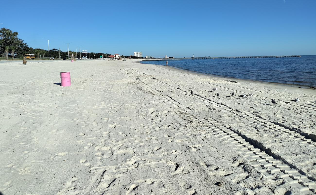 Biloxi beach'in fotoğrafı beyaz ince kum yüzey ile