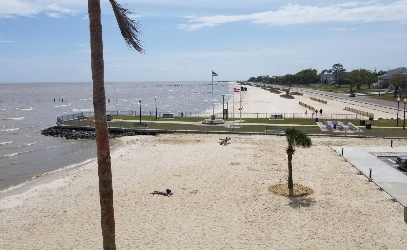 Waveland Pier beach'in fotoğrafı parlak kum yüzey ile