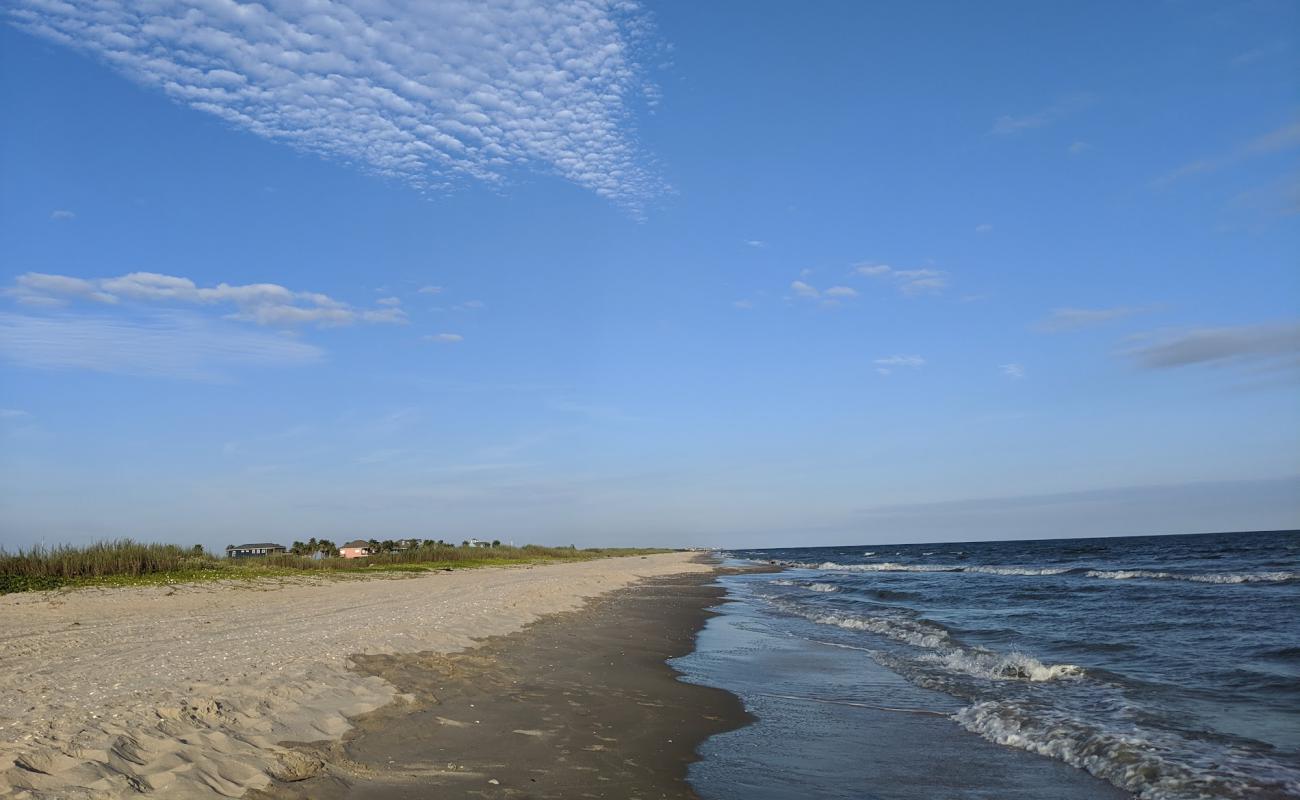 Mae's beach'in fotoğrafı gri kum yüzey ile