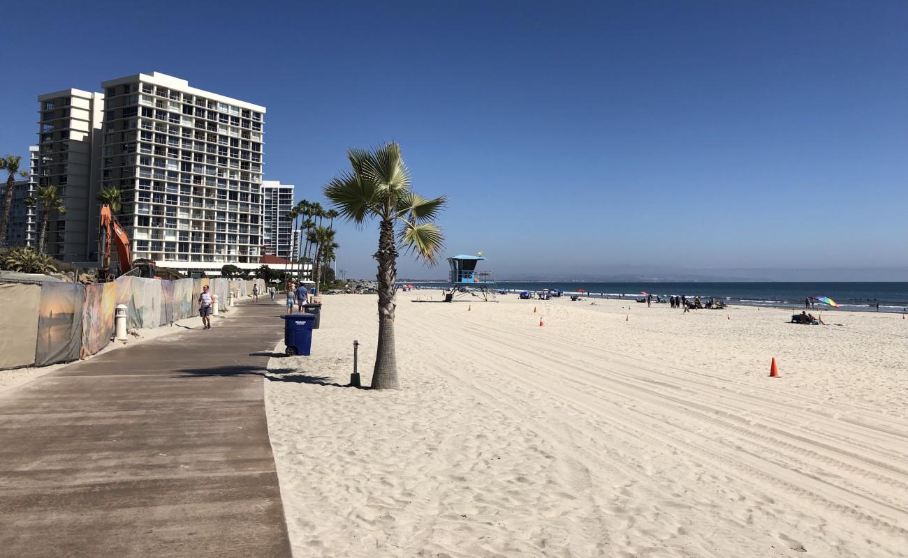 Coronado beach'in fotoğrafı parlak kum yüzey ile