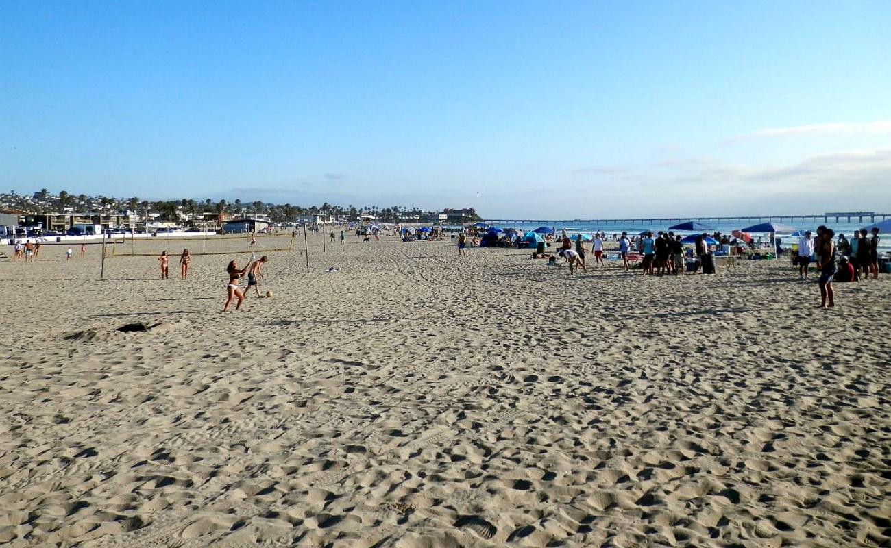 Ocean beach'in fotoğrafı parlak kum yüzey ile