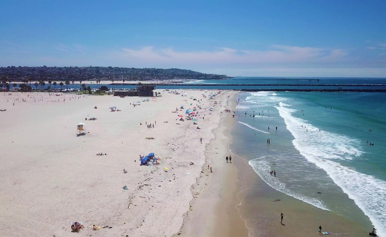 South Mission beach'in fotoğrafı parlak kum yüzey ile