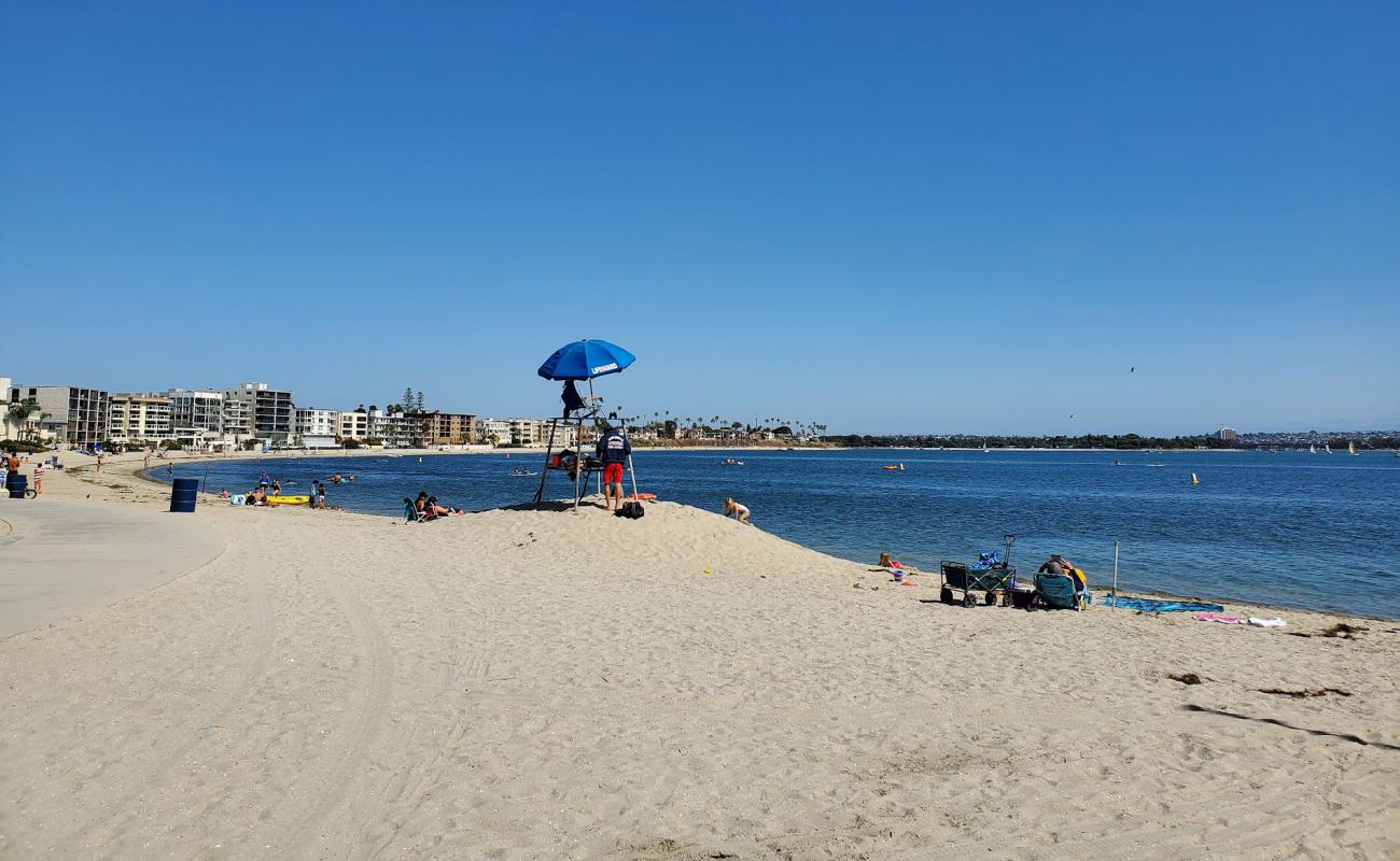 Sail bay beach'in fotoğrafı parlak kum yüzey ile