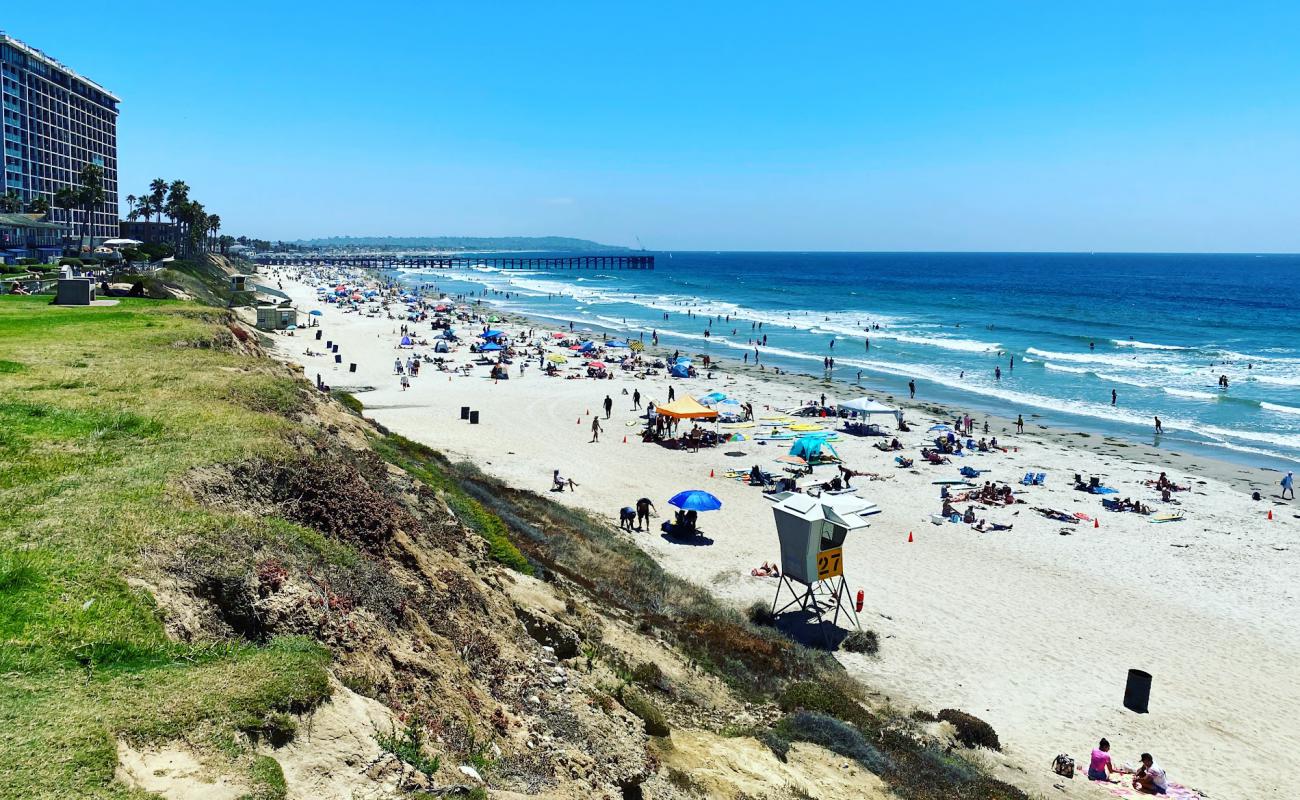 Pacific beach'in fotoğrafı parlak kum yüzey ile