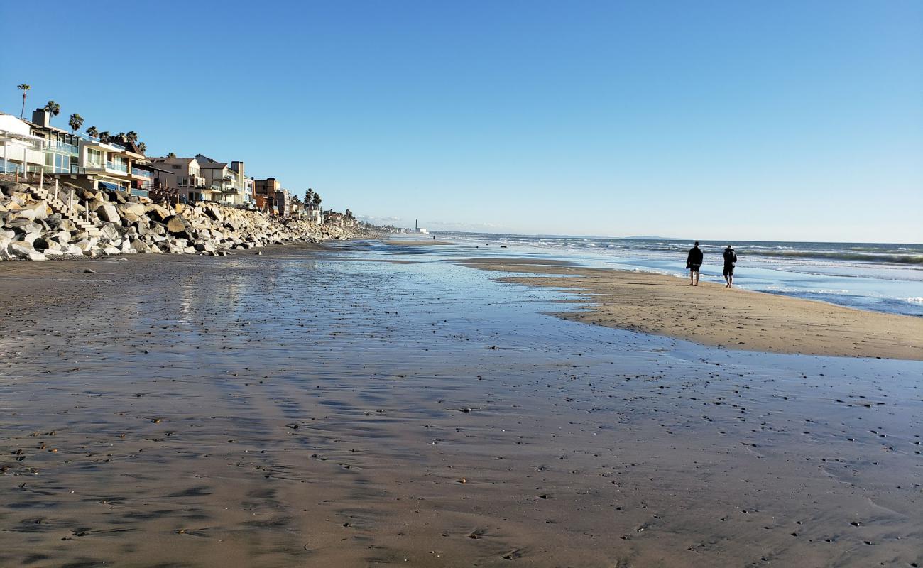 Saint Malo beach'in fotoğrafı parlak kum yüzey ile