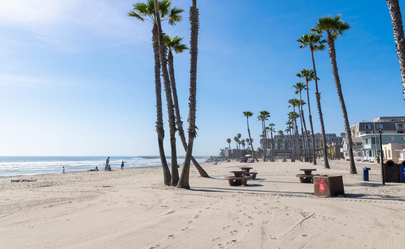 Oceanside City beach'in fotoğrafı parlak kum yüzey ile