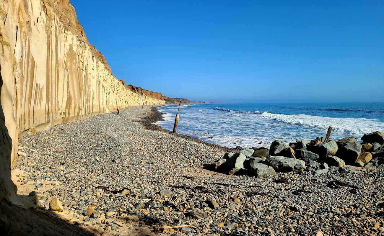 Trails beach'in fotoğrafı çakıl ile kum yüzey ile