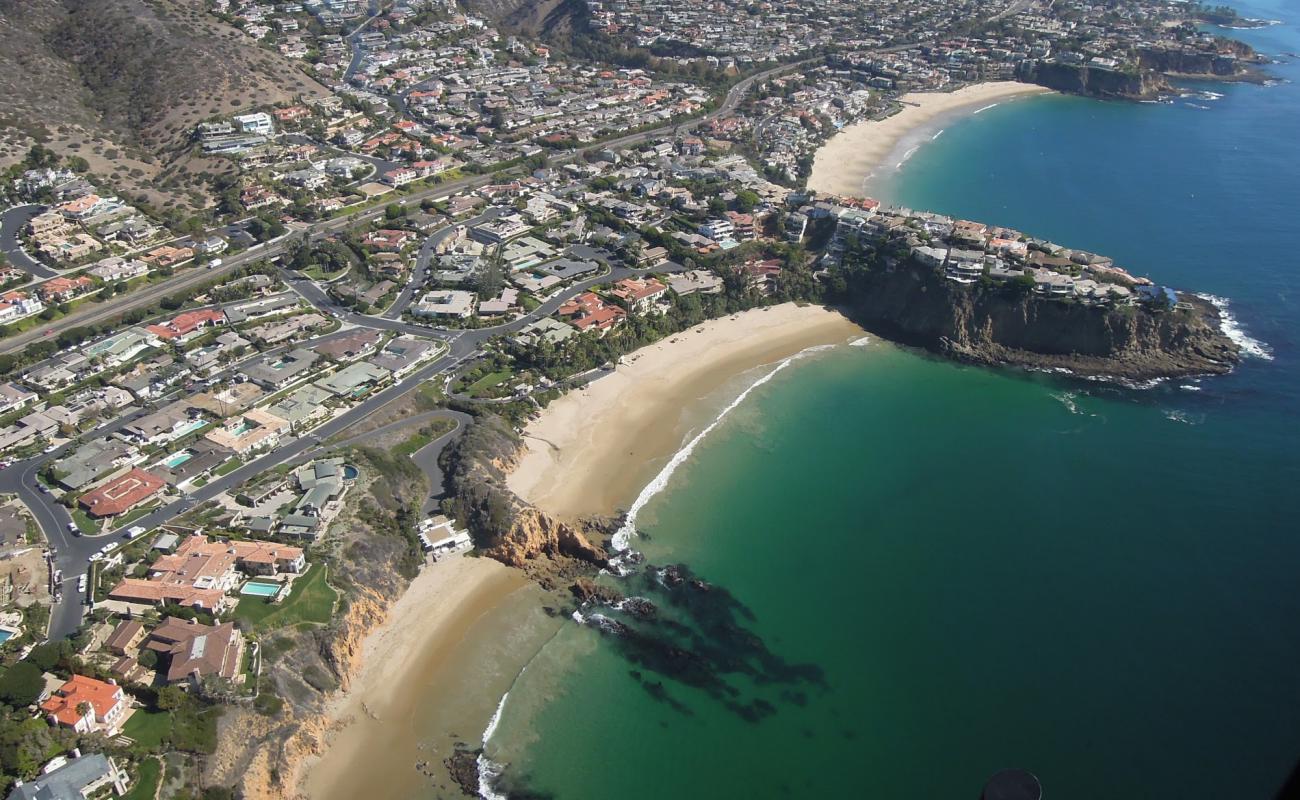 Irvine Cove Beach'in fotoğrafı parlak kum yüzey ile