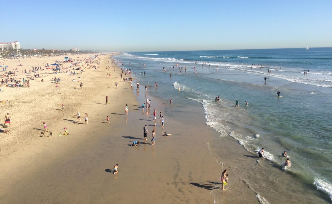 Huntington Beach'in fotoğrafı parlak kum yüzey ile