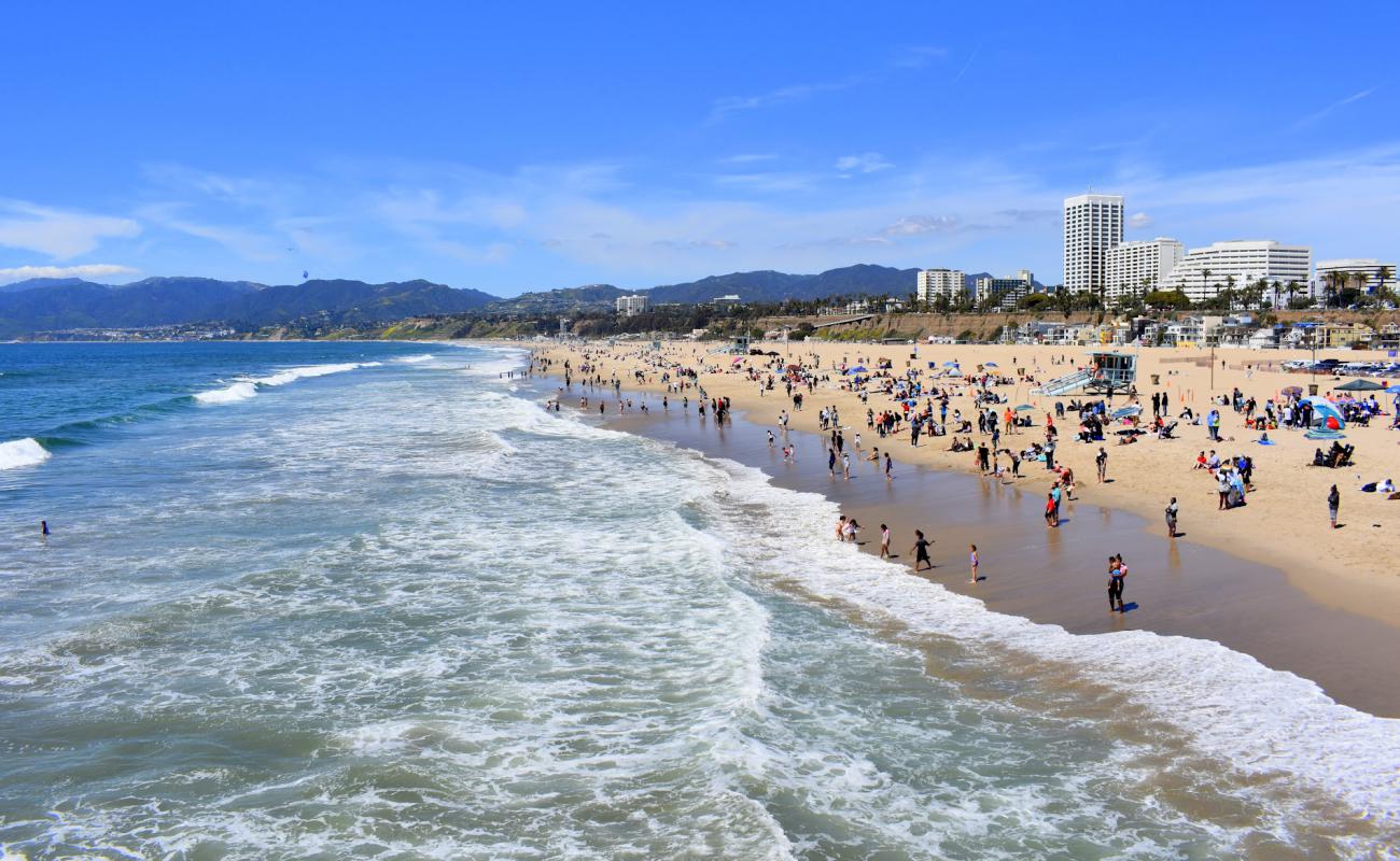 Santa Monica Beach'in fotoğrafı parlak kum yüzey ile