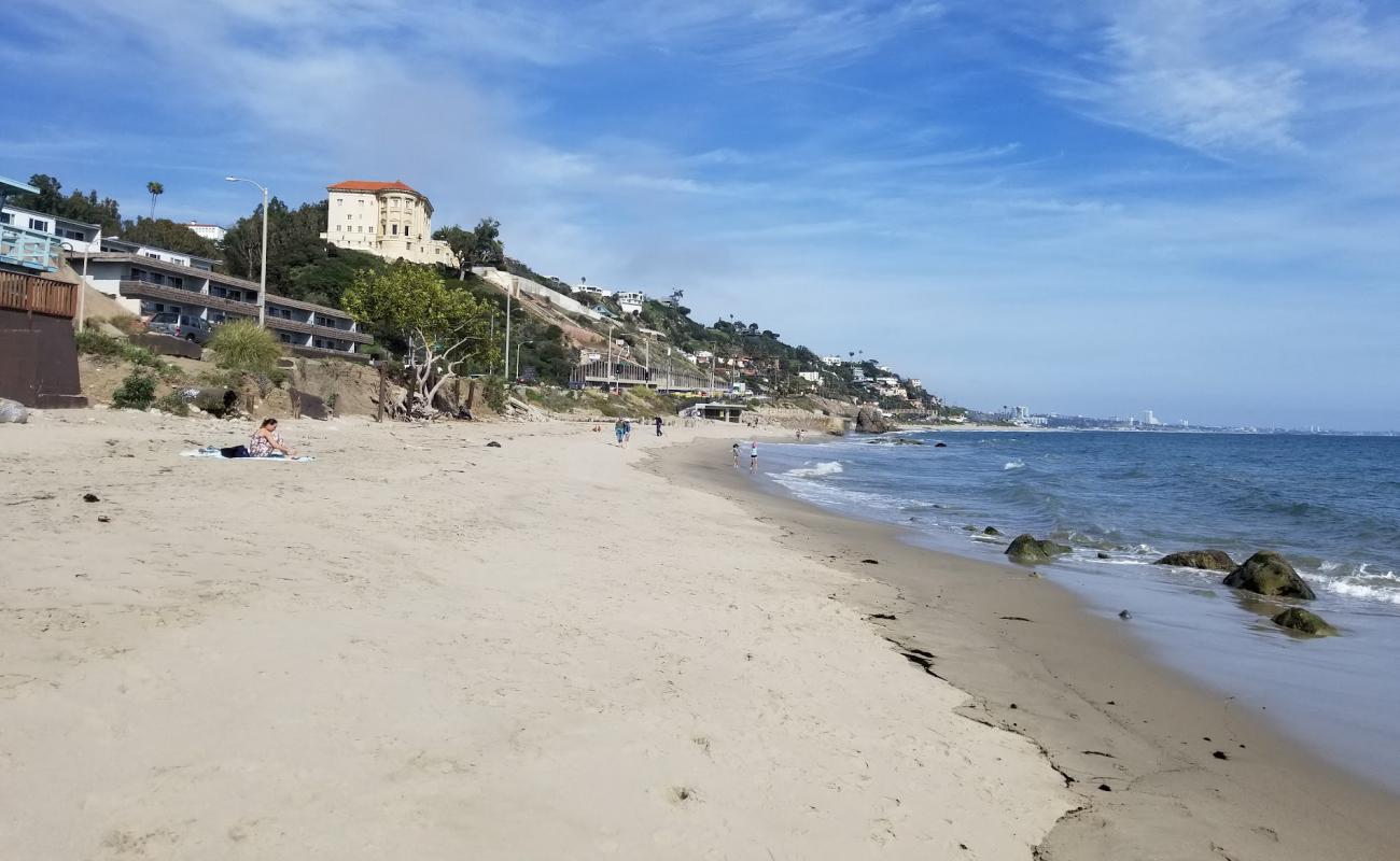 Ratner Beach'in fotoğrafı parlak kum yüzey ile