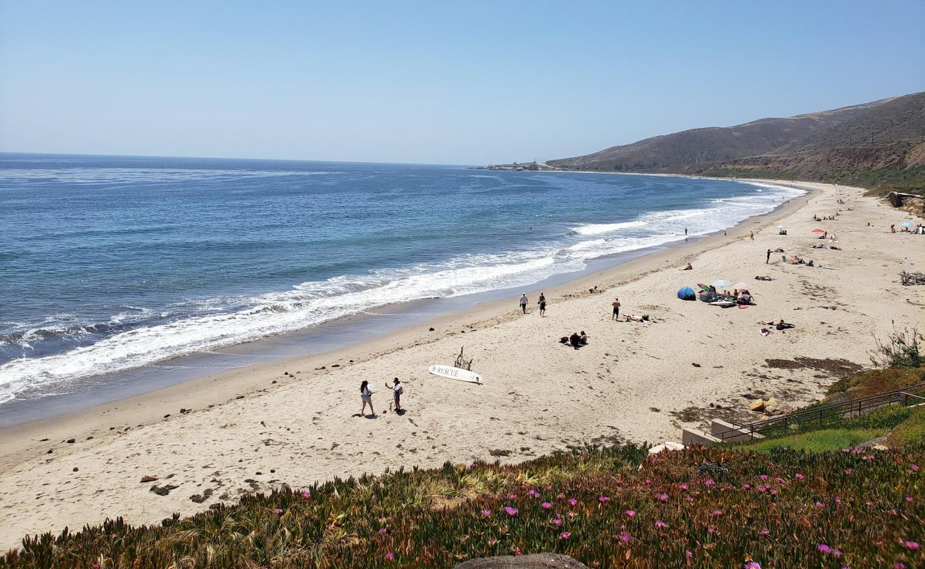 Nicholas Canyon Beach'in fotoğrafı açık bej kum yüzey ile