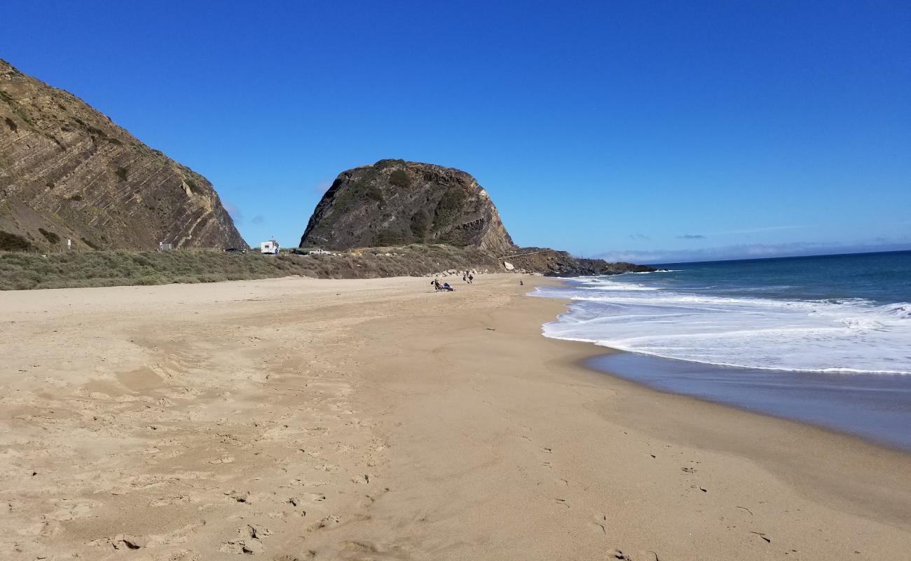 Mugu beach'in fotoğrafı i̇nce bej kum yüzey ile