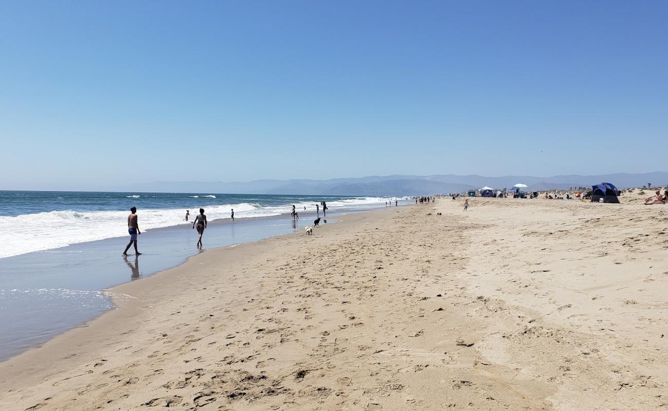 Oxnard Beach'in fotoğrafı açık bej kum yüzey ile