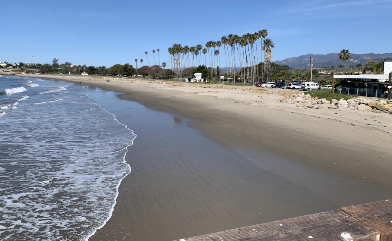 Goleta Beach'in fotoğrafı açık bej kum yüzey ile