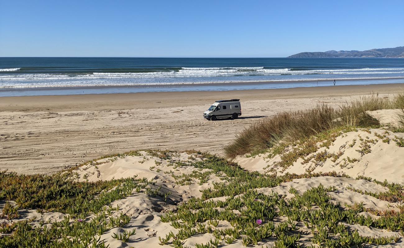 Grover Beach'in fotoğrafı açık bej kum yüzey ile