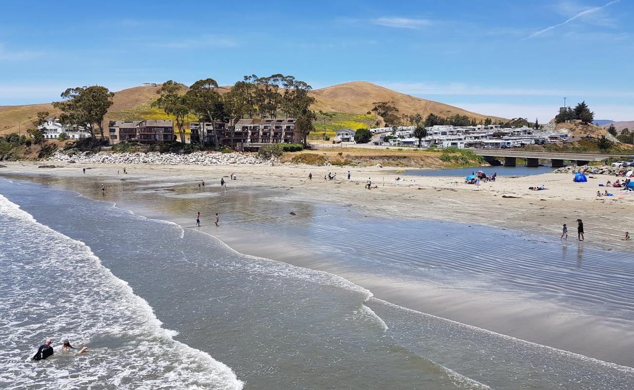 Cayucos Beach'in fotoğrafı gri kum yüzey ile