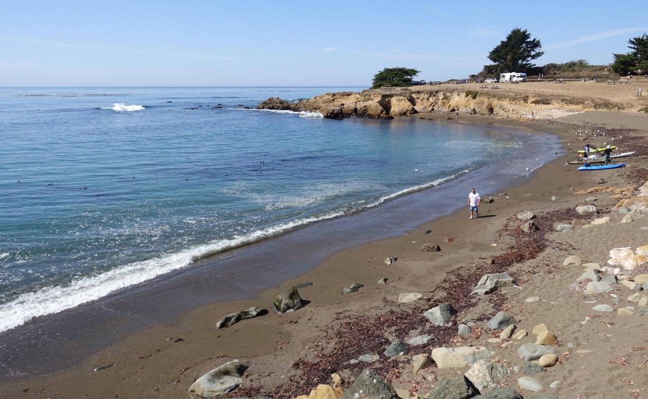 William R Hearst Beach'in fotoğrafı koyu i̇nce çakıl yüzey ile