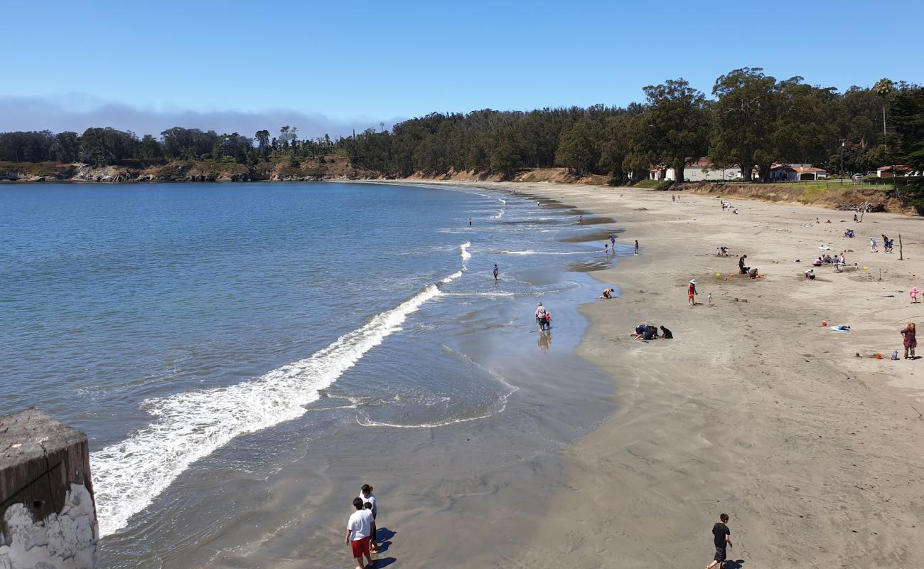 San Simeon Pier beach'in fotoğrafı hafif ince çakıl taş yüzey ile