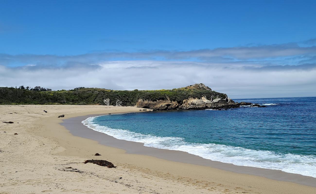 Monastery Beach'in fotoğrafı parlak kum yüzey ile