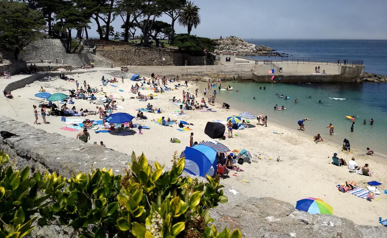 Lover's Point Beach'in fotoğrafı parlak ince kum yüzey ile