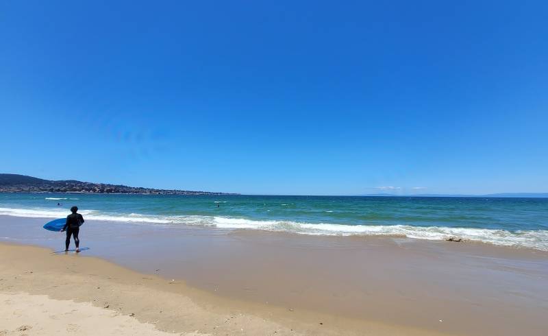 Del Monte Beach'in fotoğrafı parlak ince kum yüzey ile