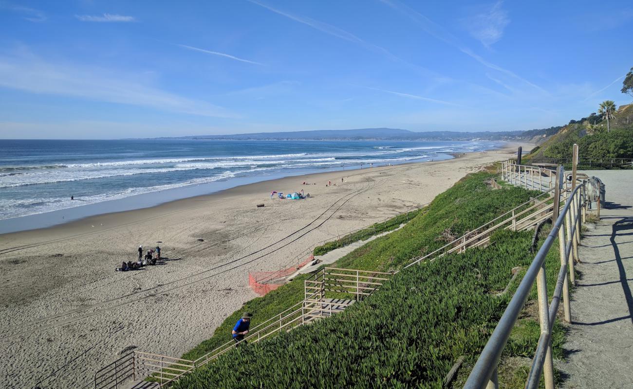 Manresa Beach'in fotoğrafı parlak kum yüzey ile